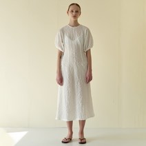 그레이스케일 돌만 스트링 화이트 드레스
