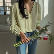 페미닌 셔링 브이넥 블라우스