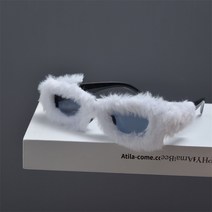Xiaohongshu Net Red New New Oval Oval Glasses 여자 학생 커플 생일 댄스 장식 재미있는 선글라스 남성