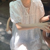 [랜덤플레이] 브이넥 펀칭 스트랩 블라우스