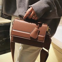 여자 세미 정장 오피스룩 유니크 코디 스퀘어 가방