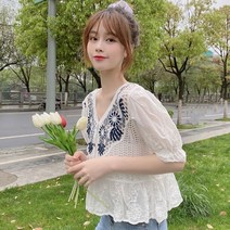 휴양지룩 크롭 트랜디 단추 그물짜임 여자티 화이트 대 제주도룩 펀칭 귀여운 여성반팔 바캉스룩 개강룩 여리여리 플라워 플로럴 새내기룩 코디 블라우스 여름 여행룩