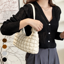 크로플숄더백 처제선물 부담스럽지않은 20대중반여자 후반 며느리생일 롱패딩에어울리는가방