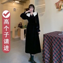 편한 롱 원피스 발목까지 오는 키 크고 긴 골드 벨벳 드레스가 날씬해 보이고 고급스러운 레트로 햅번 스타일의 리틀 블랙 드레스