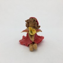 노란 꽃을 든 소녀 점토 공예 인형