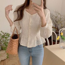 [랜덤플레이] 하트넥 진주버튼 플라워 펀칭 블라우스