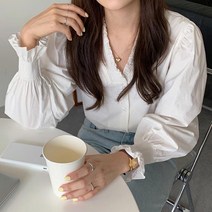 오피스룩코디 노카라 브이넥 어깨셔링 스모크 셔츠 밴딩 블라우스