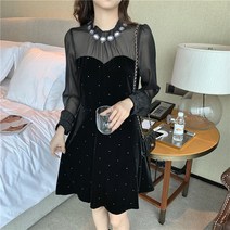 ROGBID 프렌치 유니온 헵번 블랙 벨벳 미니멀 슬리브 원피스와 매치업 블랙 스커트입니다.