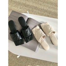 [에어쿠션창 플랫굽 ver 은성MD] 스퀘어 엠보싱 퀼팅 / 블랙 아이보리 / 세련 고급 품격있는 디자인 청담동룩 너앤나 추천 여름 휴가 사무실 바캉스 출퇴근 여성 로우 뮬 슬리퍼