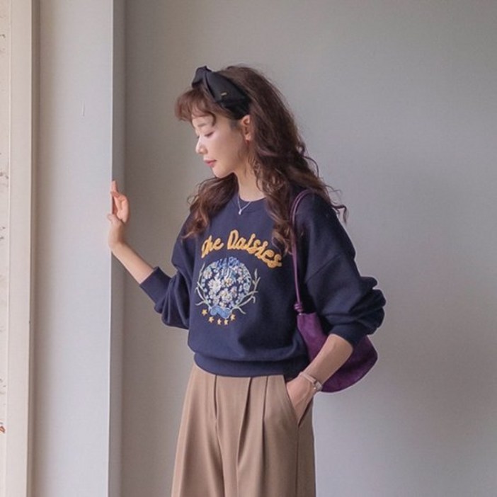 리린 마테르 데일리한 세미크롭 자수포인트 맨투맨 티 3color 2790134