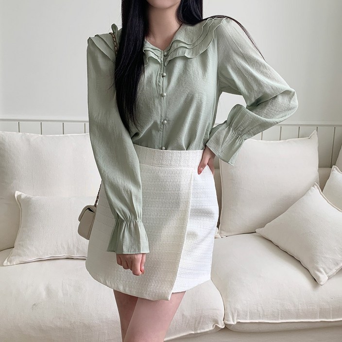 젠프라 브이넥 콩단추 프릴 카라 블라우스