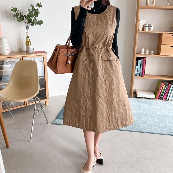 파인스토리패딩나시원피스 라운드넥 퀼팅 다이아 누빔 허리 스트링 민소매원피스