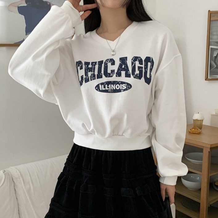 올리비에클로짓OLIVIERs CLOSET 올리비에스클로젯 레터링 브이넥 크롭 맨투맨O2510TS187C