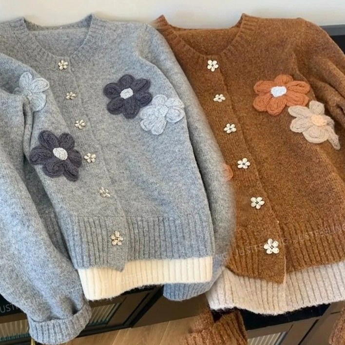 JUSTFEELING 니트가디건 자수 플라워 루즈핏 캐주얼 스웨터 코트 가을겨울 외출복 라운드넥 꽃단추 꽃장식 예쁜 니트 스웨터 코트 질좋은 나른 레이어드 니트코트