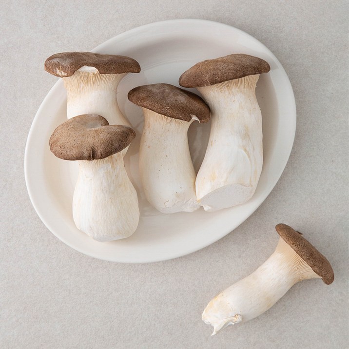 친환경 뿌리가 손질된 새송이버섯