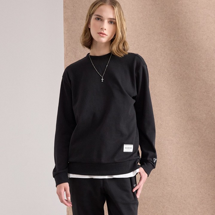 게스언더웨어 와펜 포인트 여성 맨투맨  블랙