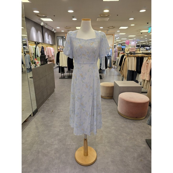 로엠 부평점  스퀘어넥과 뒷목선이 독특한 나염과 엠보싱소재 원피스라인이 멋스러운 여름 롱원피스