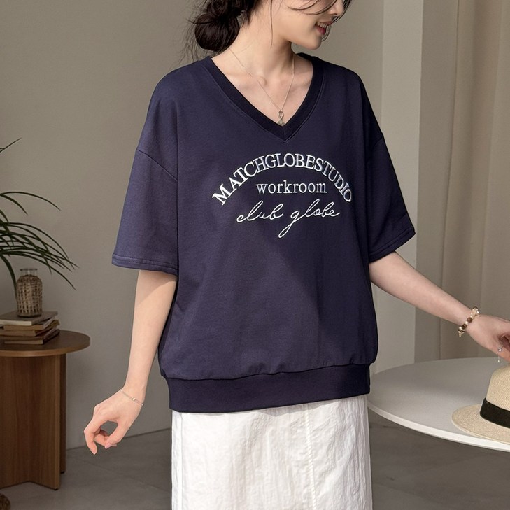 데일리앤 어블 5부 얇은 브이넥 맨투맨 오버핏 자수 레터링 쭈리 반팔 티셔츠