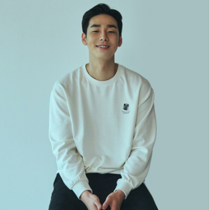 동아수성점 5층 행텐 남녀공용 부드럽고 탄탄한 소재 핏감이 좋은컴포트핏 자수 와펜  캐주얼 커플 맨투맨아이보리
